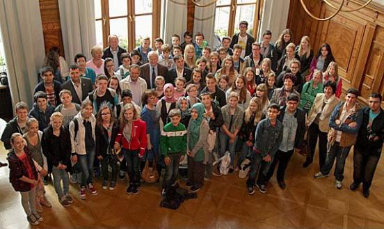 Bürgermeister Mißlbeck begrüßt die türkischen und französischen Gäste des Apian-Gymnasiums im Alten Rathaus