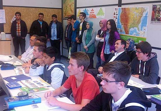 Die türkischen Gäste besuchen den Englischunterricht in der Klasse 9a