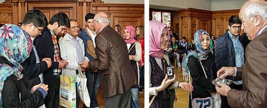 Bürgermeister Mißlbeck begrüßt die türkischen und französischen Gäste des Apian-Gymnasiums im Alten Rathaus
