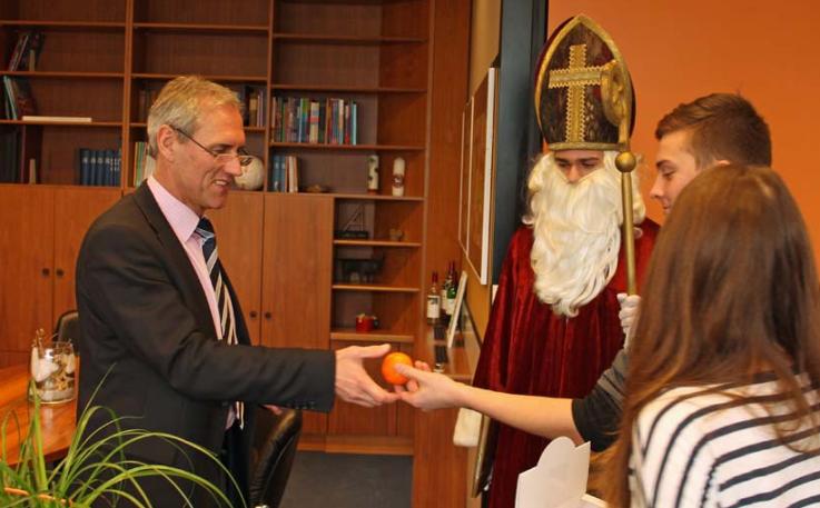 Auch unser Schulleiter Herr Haak bekam Besuch vom Nikolaus.
