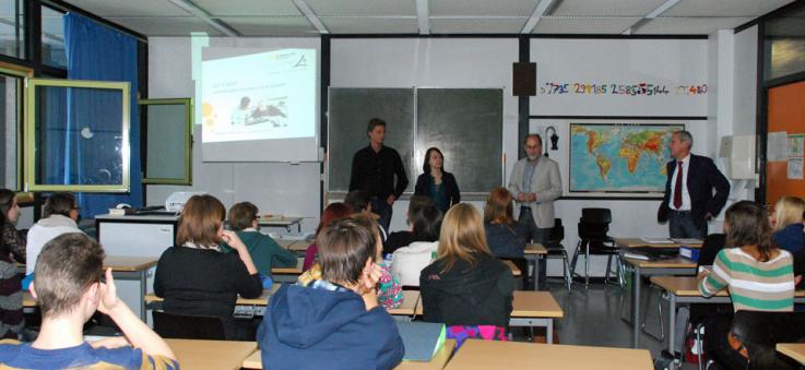 "Let's help": Soziales Engagement für 30 Stunden