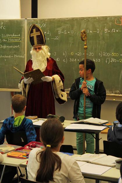 Der Nikolaus besucht die 5. Klassen.