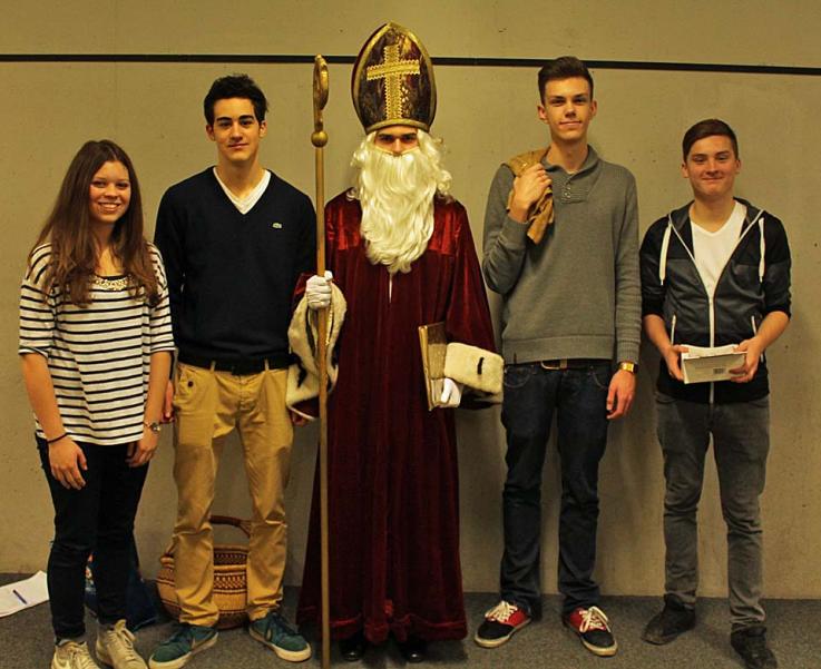 Der Nikolaus besucht die 5. Klassen.