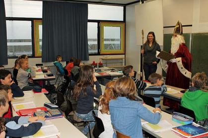 Der Nikolaus besucht die 5. Klassen.